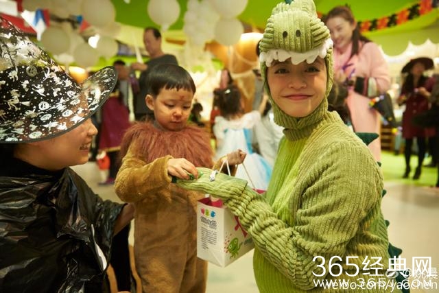 Baby李小璐晒出万圣节妆容，但周董昆凌没化妆就赢了！