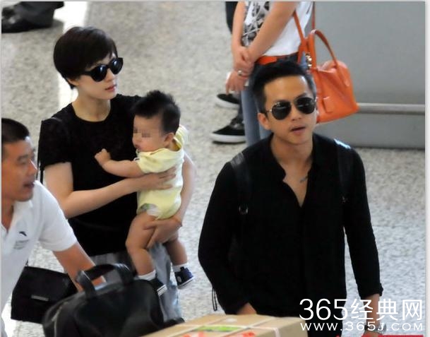 邓超孙俪机场十指相扣非常恩爱，娘娘疑似怀三胎