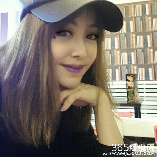 Baby李小璐晒出万圣节妆容，但周董昆凌没化妆就赢了！