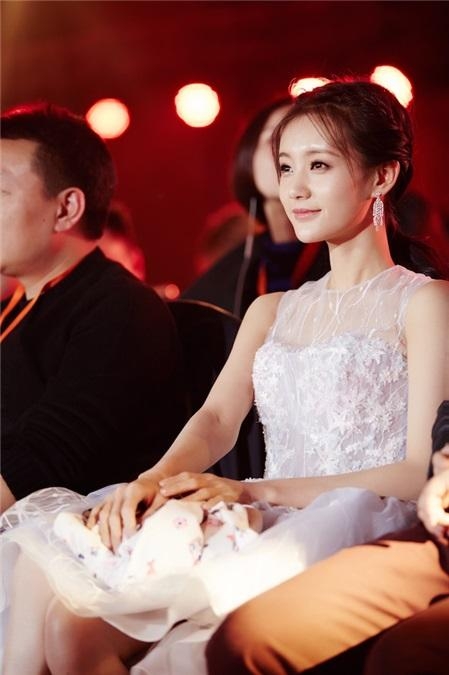 李一桐亮相发布会活动 遇萌娃阿拉蕾秋裤示爱