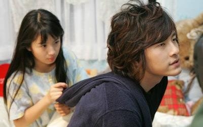 林依晨换发型神似大头娃娃鲁豫，小腿看起来怎么怪怪的？