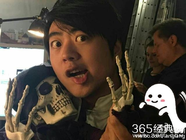 Baby李小璐晒出万圣节妆容，但周董昆凌没化妆就赢了！