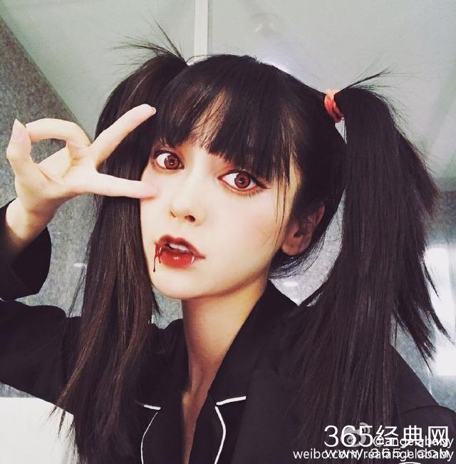 Baby李小璐晒出万圣节妆容，但周董昆凌没化妆就赢了！