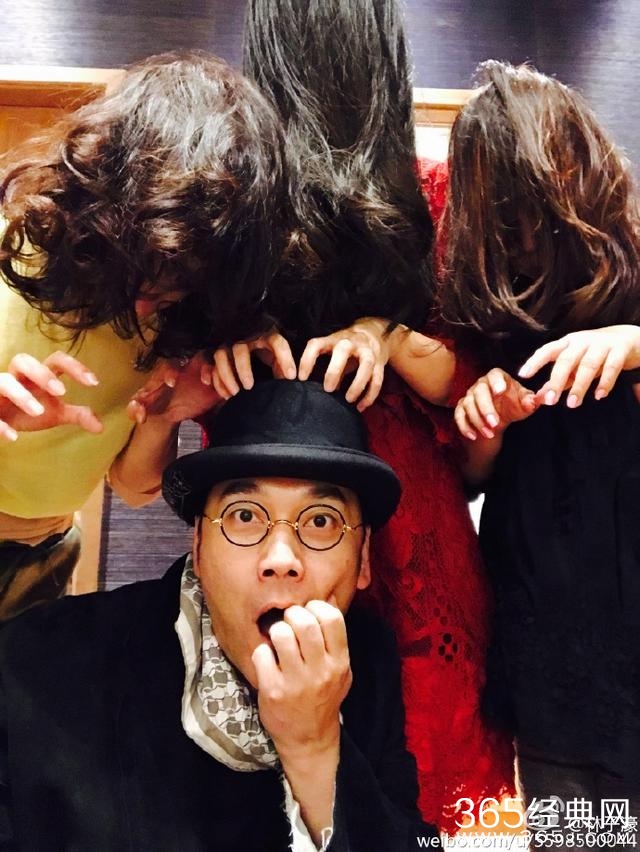 Baby李小璐晒出万圣节妆容，但周董昆凌没化妆就赢了！