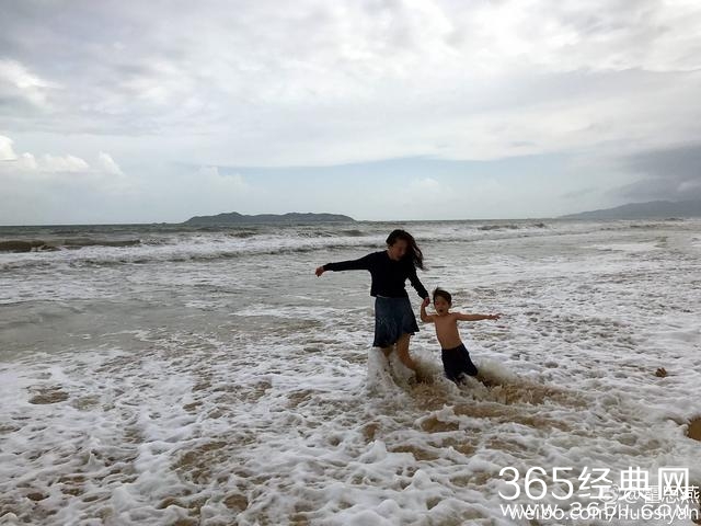 霍思燕晒嗯哼大王陪其出差海边度假照片，风吹乱发丝撩妹十足