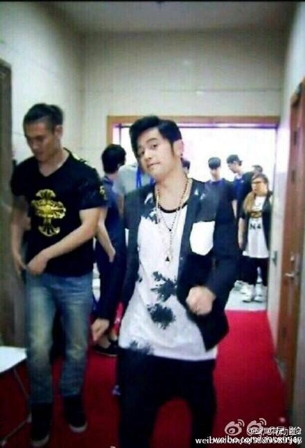 Baby李小璐晒出万圣节妆容，但周董昆凌没化妆就赢了！