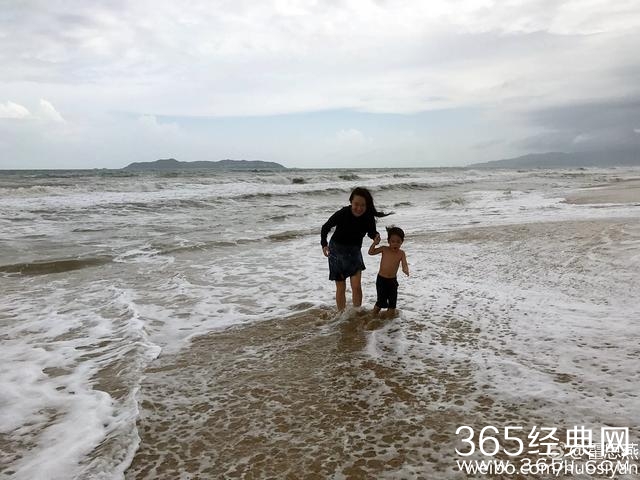 霍思燕晒嗯哼大王陪其出差海边度假照片，风吹乱发丝撩妹十足