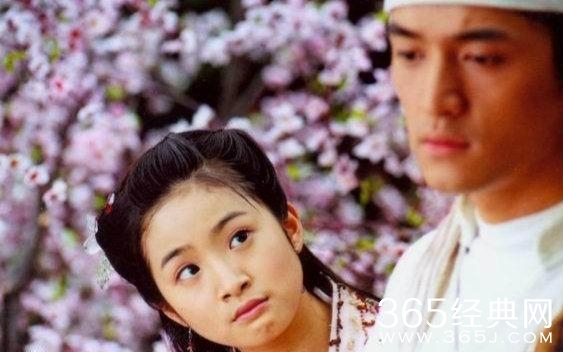 林依晨换发型神似大头娃娃鲁豫，小腿看起来怎么怪怪的？