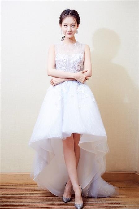 李一桐亮相发布会活动 遇萌娃阿拉蕾秋裤示爱