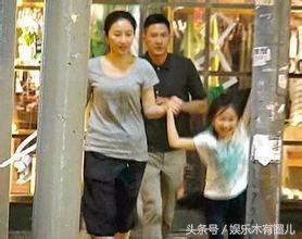 张家辉现身上海机场，平民出行彰显影帝风范