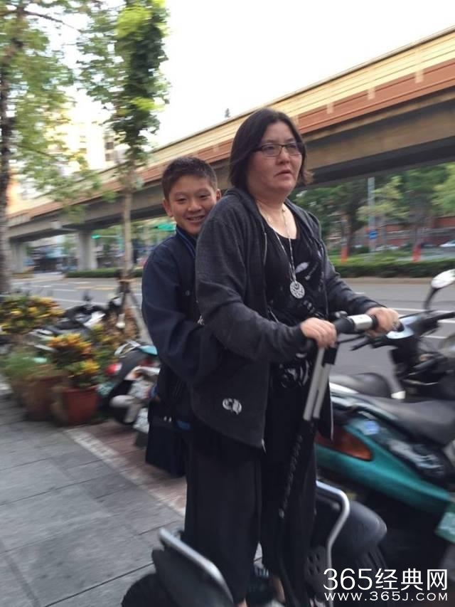 这个女汉子连王菲林志玲见了都要让三分，黄晓明亲切的叫她干姐！