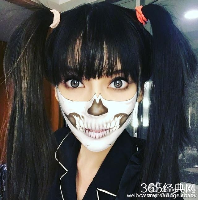 Baby李小璐晒出万圣节妆容，但周董昆凌没化妆就赢了！