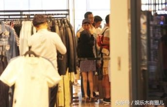 张家辉现身上海机场，平民出行彰显影帝风范