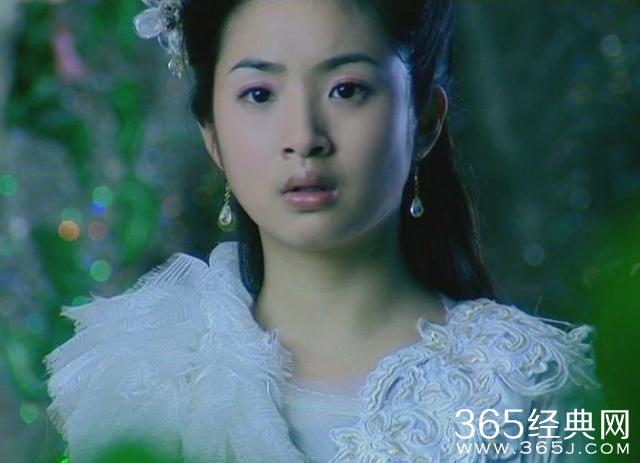 林依晨换发型神似大头娃娃鲁豫，小腿看起来怎么怪怪的？