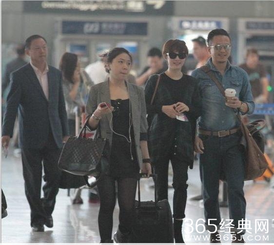 邓超孙俪机场十指相扣非常恩爱，娘娘疑似怀三胎