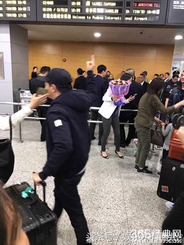 张家辉现身上海机场，平民出行彰显影帝风范