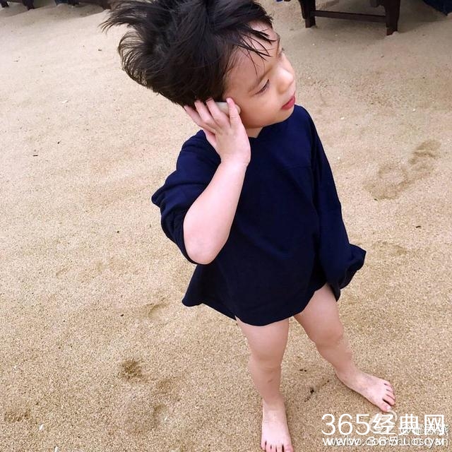 霍思燕晒嗯哼大王陪其出差海边度假照片，风吹乱发丝撩妹十足