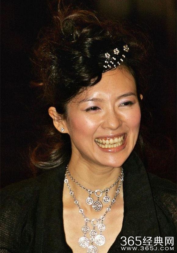 生完孩子的章子怡变得不一样了，完全没了国际范！