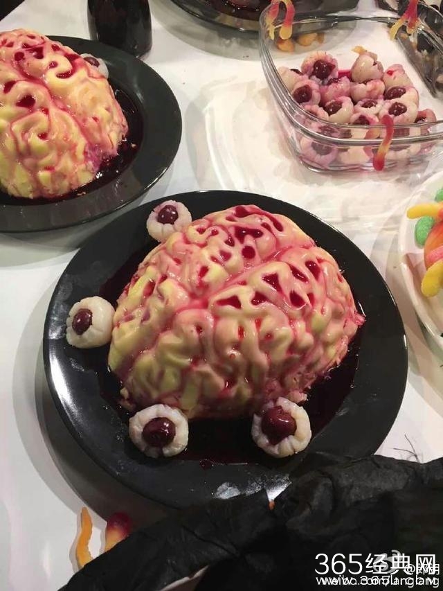 Baby李小璐晒出万圣节妆容，但周董昆凌没化妆就赢了！