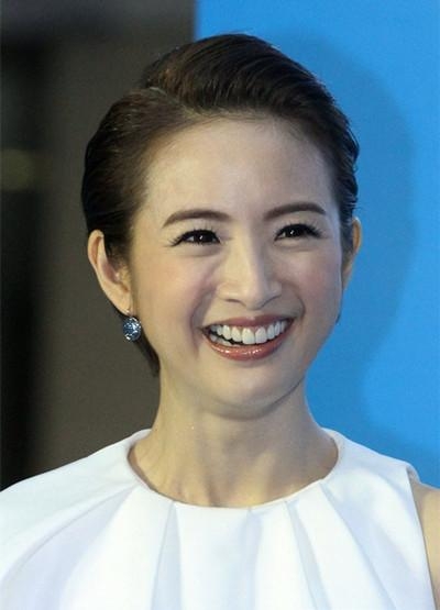 林依晨换发型神似大头娃娃鲁豫，小腿看起来怎么怪怪的？