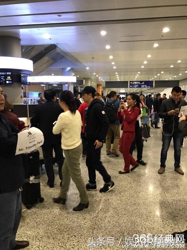 张家辉现身上海机场，平民出行彰显影帝风范