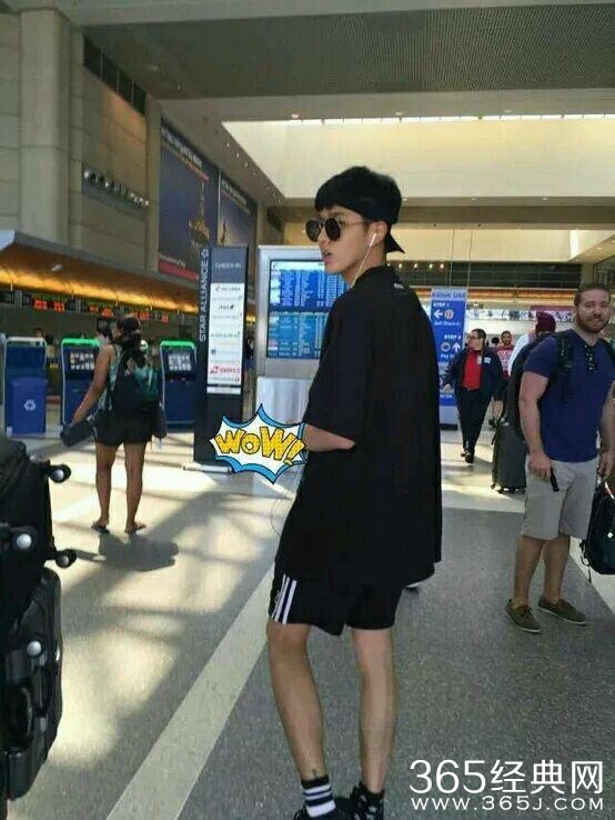 吴亦凡原形毕露，这样一拍彻底暴露了腿型！