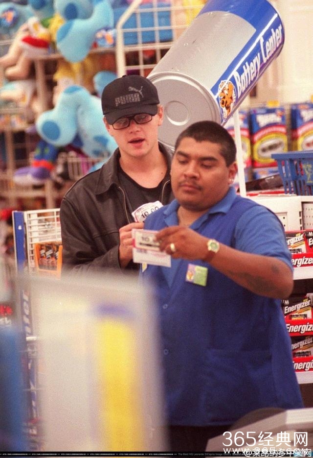 莱昂纳多瘦回来了？小李子逛超市照片曝光，网友惊呼重回颜值巅峰