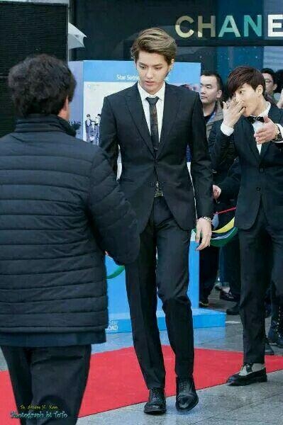 吴亦凡原形毕露，这样一拍彻底暴露了腿型！