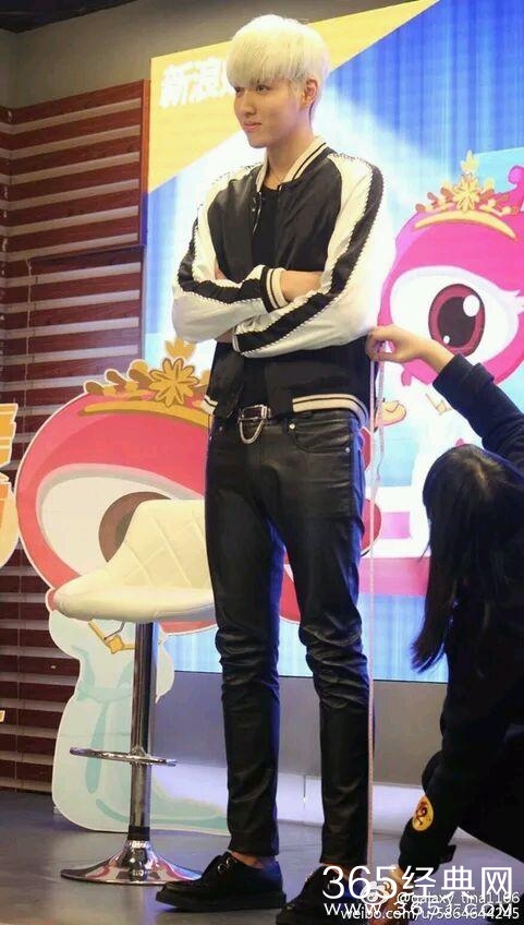 吴亦凡原形毕露，这样一拍彻底暴露了腿型！