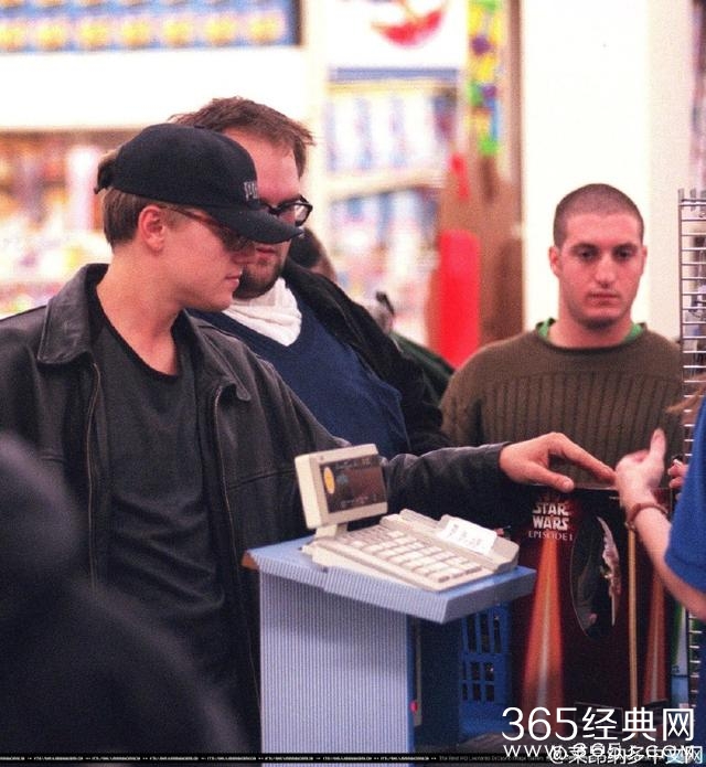 莱昂纳多瘦回来了？小李子逛超市照片曝光，网友惊呼重回颜值巅峰