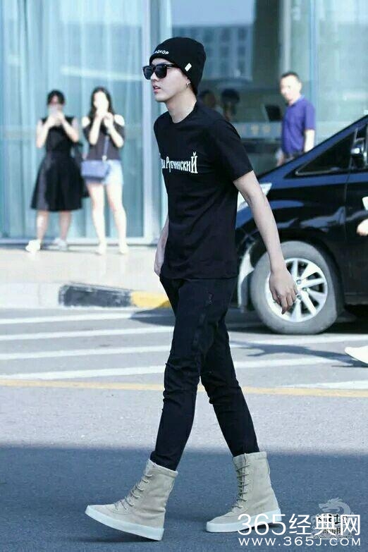 吴亦凡原形毕露，这样一拍彻底暴露了腿型！