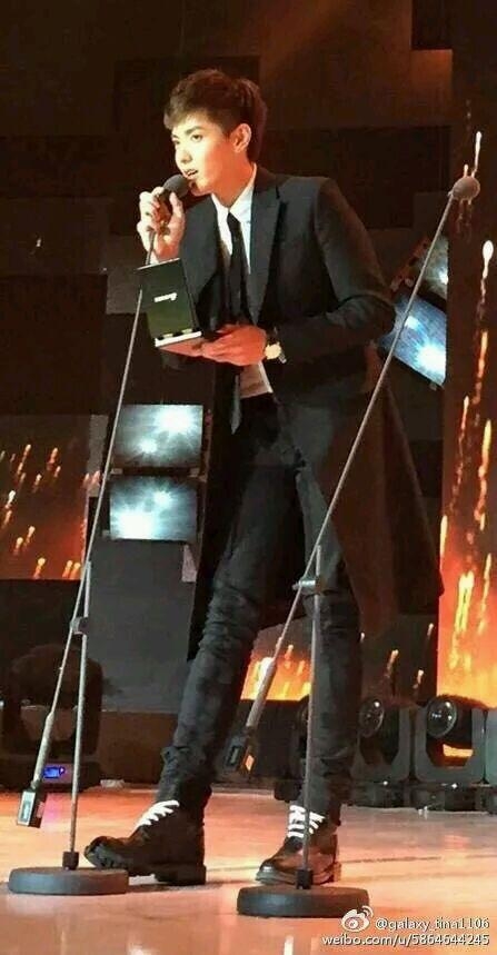 吴亦凡原形毕露，这样一拍彻底暴露了腿型！