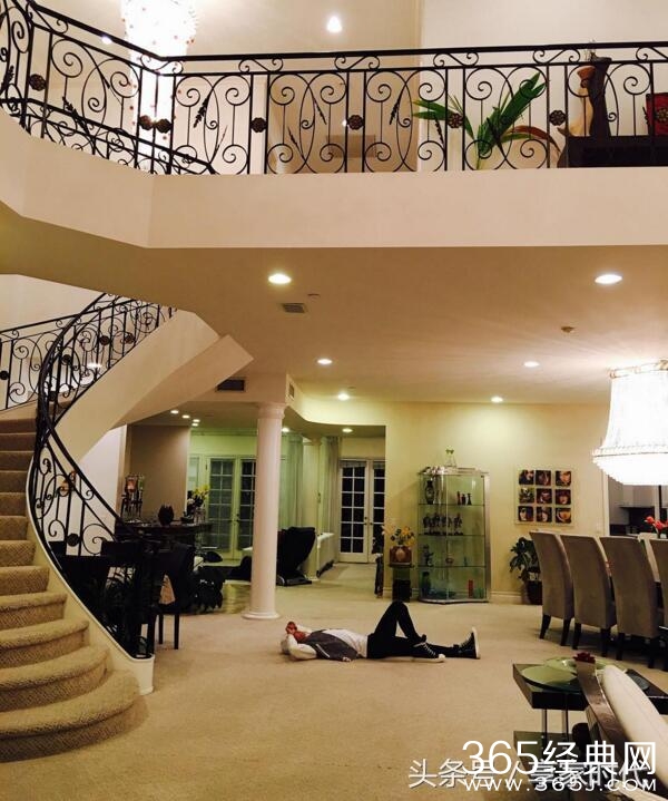 黄子韬微博晒出自家照片，网友：有能耐发表情包啊！