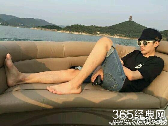 吴亦凡原形毕露，这样一拍彻底暴露了腿型！