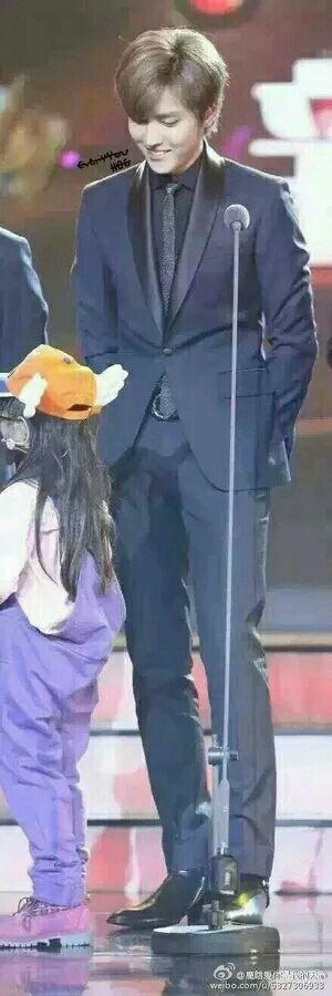 吴亦凡原形毕露，这样一拍彻底暴露了腿型！