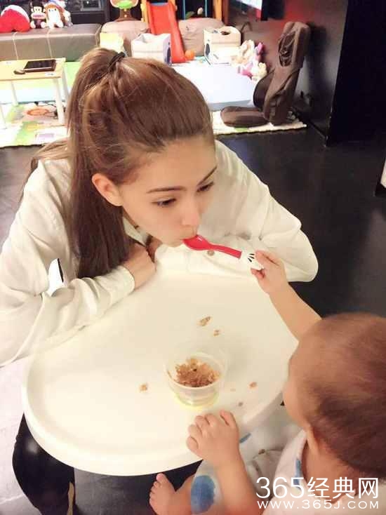 昆凌拒绝公布女儿名字：给她留点隐私