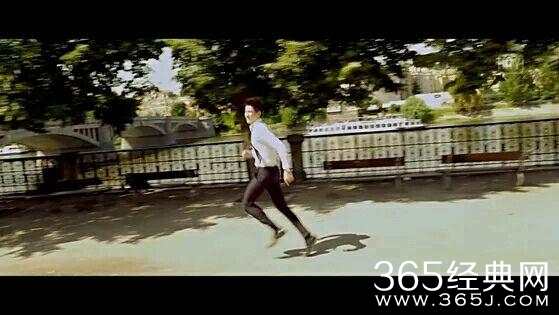 吴亦凡原形毕露，这样一拍彻底暴露了腿型！