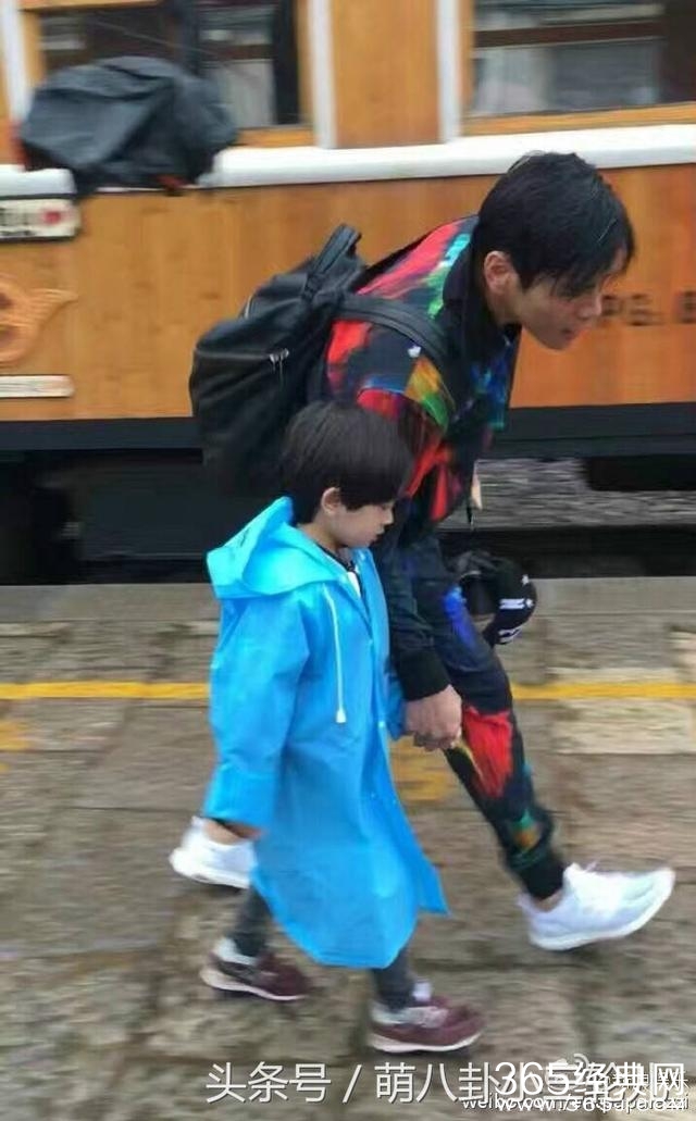 爸爸去哪儿黄致列下车，新爸爸向佐一条微博让半个娱乐圈争相转发