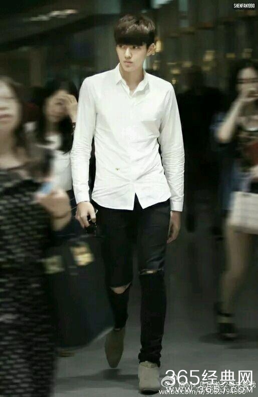 吴亦凡原形毕露，这样一拍彻底暴露了腿型！