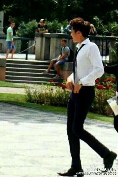 吴亦凡原形毕露，这样一拍彻底暴露了腿型！