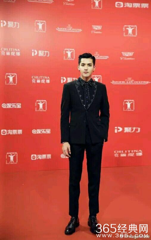 吴亦凡原形毕露，这样一拍彻底暴露了腿型！