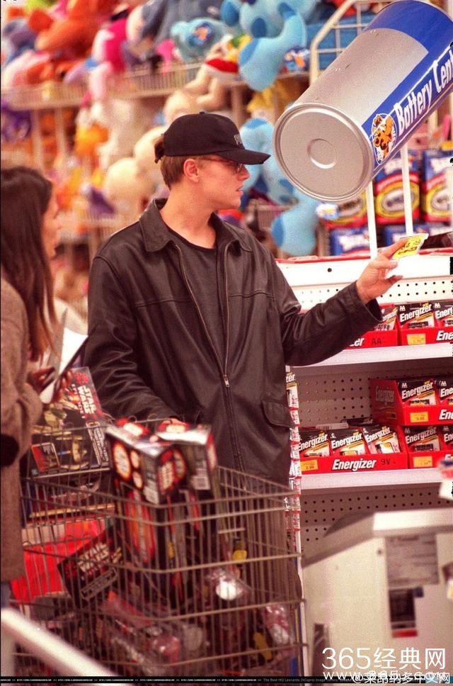 莱昂纳多瘦回来了？小李子逛超市照片曝光，网友惊呼重回颜值巅峰