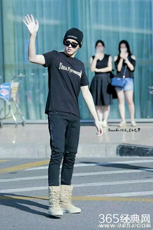 吴亦凡原形毕露，这样一拍彻底暴露了腿型！