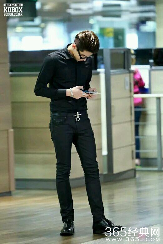 吴亦凡原形毕露，这样一拍彻底暴露了腿型！