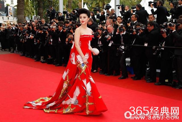 女星走红毯服装哪家强，范冰冰都不算强，戏服走红毯最服赵丽颖！