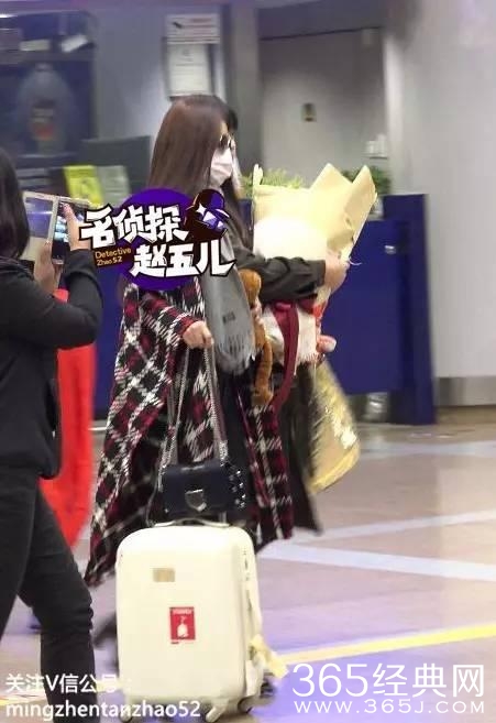 现场 | 赵丽颖疲惫现身机场 一直攥着不撒手的是啥？