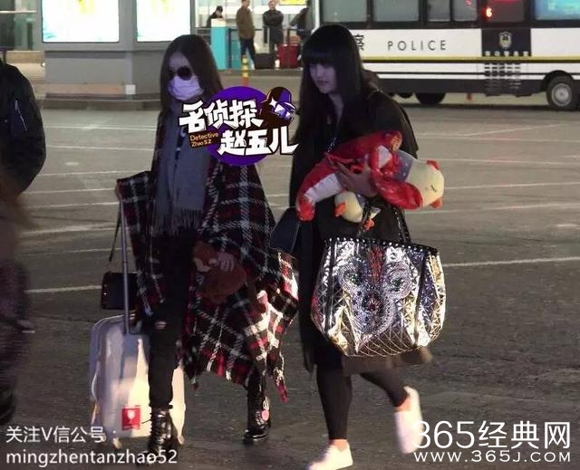 现场 | 赵丽颖疲惫现身机场 一直攥着不撒手的是啥？