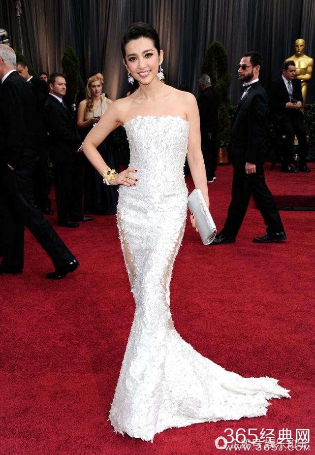 女星走红毯服装哪家强，范冰冰都不算强，戏服走红毯最服赵丽颖！