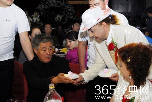 赵本山唯一的洋徒弟大婚 他壕气到包了来宾的吃喝住