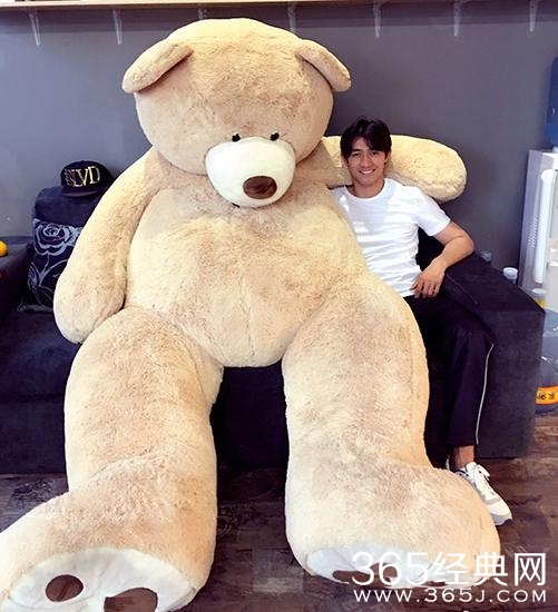 李子峰微博晒卖萌照 和大熊合照超有爱
